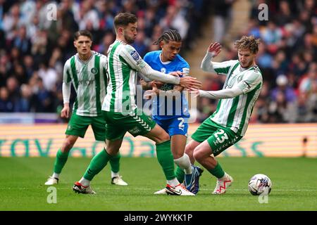 Peterborough's Jadel Katongo (Mitte) kämpft um den Ball mit Wycombe Wanderers' Matt Butcher (links) und Kieran Sadlier beim Finale der Bristol Street Motors Trophy im Wembley Stadium, London. Bilddatum: Sonntag, 7. April 2024. Stockfoto