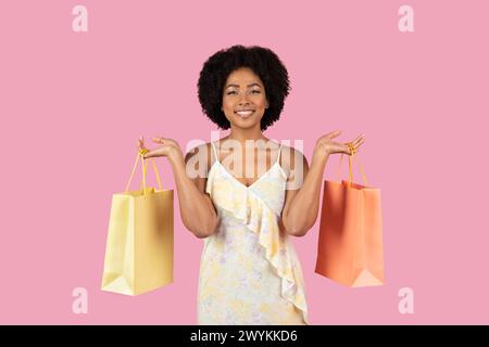 Glückliche Afroamerikanerin mit Einkaufstaschen Stockfoto