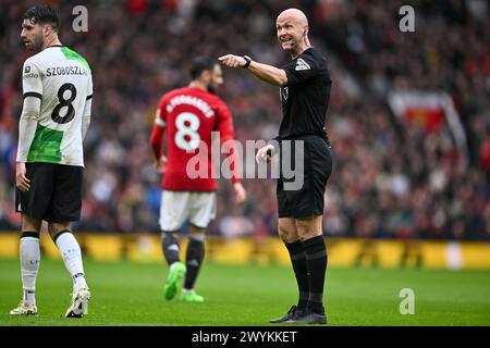 Manchester, Großbritannien. April 2024. Manchester, England, 7. April 2024: Schiedsrichter Anthony Taylor während des Premier League-Fußballspiels zwischen Manchester United und Liverpool im Old Trafford in Manchester, England (will Palmer/SPP) Credit: SPP Sport Press Photo. /Alamy Live News Stockfoto