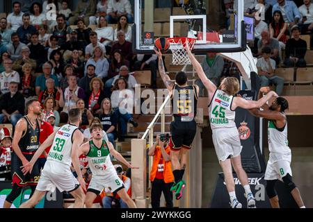 Monaco, Monaco. April 2024. Mike james, der aus Monaco 55 spielt, wird während des Euroleague-Basketballspiels zwischen AS Monaco und Zalgiris Kaunas am 4. April 2024 in der Salle Gaston Medecin von Monaco beobachtet. Foto: Laurent Coust/ABACAPRESS.COM Credit: Abaca Press/Alamy Live News Stockfoto