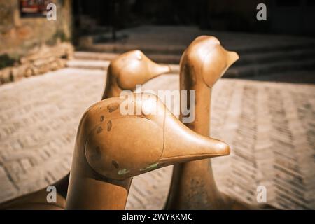 Sarlat-la-Caneda, Nouvelle-Aquitaine, Frankreich - 4. April 2024: Statue de trois Oies, eine Bronzestatue von drei Gänsen, von Francois-Xavier Lalanne in SAR Stockfoto