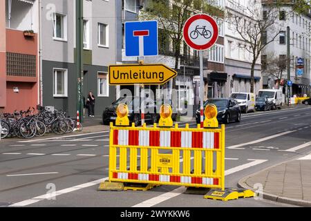 Düsseldorf 07.04.2024 Auto Verkehr Schilder Schilderwald Verkehrsschilder Verkehrszeichen Straße KFZ Achtung Unfallgefahr Umleitung Sackgasse Warnleuchte Baken Bake Warnbaken Baustelle Sperrung Baustellenleuchte Absperrung Autoverkehr Düsseldorf Nordrhein-Westfalen Deutschland *** Düsseldorf 07 04 2024 PKW Verkehrsschilder Verkehrsschilder Verkehrsschilder Straße Kraftfahrzeug Achtung Unfallgefahr Umweg Sackgasse Warnleuchte Rundumleuchte Warnleuchte Rundumleuchte Baustellenschließung Konstruktion Standort Lichtschranke Autoverkehr Düsseldorf Nordrhein-Westfalen Deutschland Stockfoto