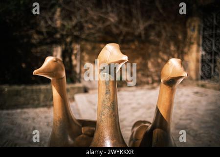 Sarlat-la-Caneda, Nouvelle-Aquitaine, Frankreich - 4. April 2024: Statue de trois Oies, eine Bronzestatue von drei Gänsen, von Francois-Xavier Lalanne in SAR Stockfoto