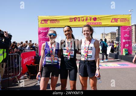 Brighton, Stadt Brighton & Hove, East Sussex, Großbritannien. Dies ist der Brighton Marathon 2024 mit den Top 3 des Frauenwettbewerbs an der Ziellinie entlang der Küste von Hove. Dieses Bild zeigt Hannah McGowan-Jones (Mitte) 1. Platz, Victoria Cartmell (links) 2. Platz und Annie Soper (rechts) 3. Platz. April 2024. David Smith/Alamy Live News Stockfoto