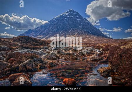 Der Fluss Couall und Buachaille Etive Mòr, Buachaille Mòr, oder „großer Hirte von Etive“, einfach bekannt als „die Buachaille“. Stockfoto