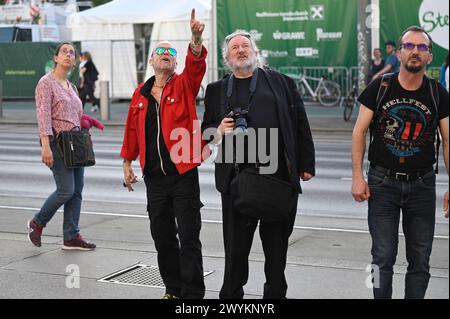 Wien, Österreich. April 2024. Der Vorarlberger Künstler und Musiker Wolfgang Flatz adaptierte Hitlers Perlenrede von 1938 für eine Aktion im und vor dem Burgtheater in Wien. Bild zeigt Wolfgang Flatz (rote Jacke) Stockfoto