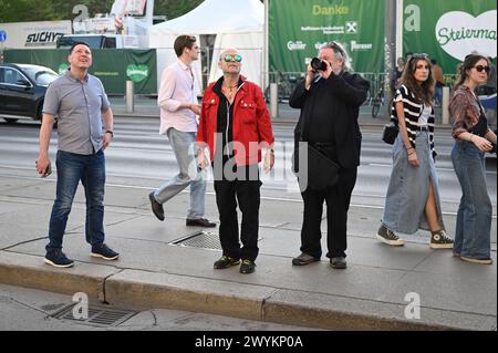 Wien, Österreich. April 2024. Der Vorarlberger Künstler und Musiker Wolfgang Flatz adaptierte Hitlers Perlenrede von 1938 für eine Aktion im und vor dem Burgtheater in Wien. Bild zeigt Wolfgang Flatz (rote Jacke) Stockfoto