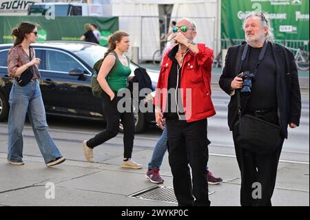 Wien, Österreich. April 2024. Der Vorarlberger Künstler und Musiker Wolfgang Flatz adaptierte Hitlers Perlenrede von 1938 für eine Aktion im und vor dem Burgtheater in Wien. Bild zeigt Wolfgang Flatz (rote Jacke) Stockfoto