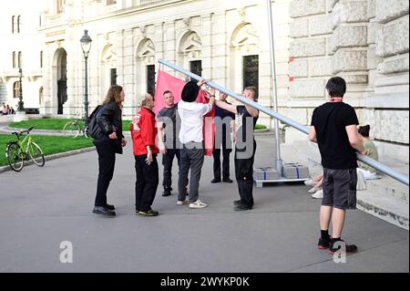 Wien, Österreich. April 2024. Der Vorarlberger Künstler und Musiker Wolfgang Flatz adaptierte Hitlers Perlenrede von 1938 für eine Aktion im und vor dem Burgtheater in Wien. Bild zeigt Wolfgang Flatz (rote Jacke) Stockfoto