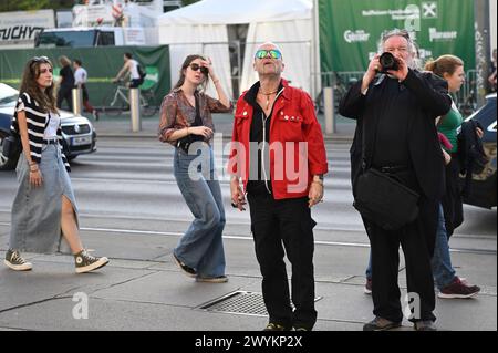 Wien, Österreich. April 2024. Der Vorarlberger Künstler und Musiker Wolfgang Flatz adaptierte Hitlers Perlenrede von 1938 für eine Aktion im und vor dem Burgtheater in Wien. Bild zeigt Wolfgang Flatz (rote Jacke) Stockfoto