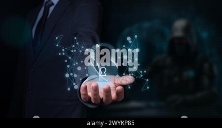 Cybersicherheitskonzept: Geschäftsmann hält ein Hologramm eines Vorhängeschlosses in der Hand. Schwarzer Hintergrund Stockfoto