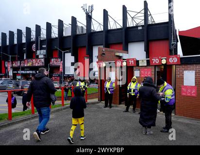 Die Fans der Sheffield United kommen vor dem Spiel der Premier League in der Bramall Lane in Sheffield an. Bilddatum: Sonntag, 7. April 2024. Stockfoto