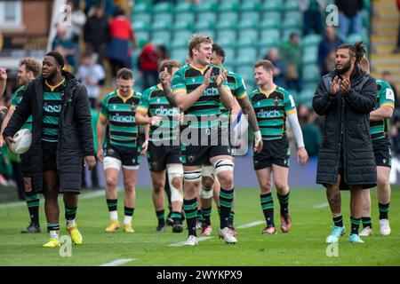 Die Spieler von Northampton feiern nach dem Investec Champions Cup am 7. April 2024 das Achtelfinale zwischen Northampton Saints und Munster Rugby im Cinch Stadium @ Franklin's Gardens in Northampton, England, Großbritannien (Foto: Andrew SURMA/ Credit: SIPA USA/Alamy Live News) Stockfoto