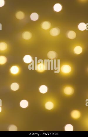 Abstrakter farbenfroher Hintergrund mit unscharfen Bokeh-Lichtern. Stockfoto