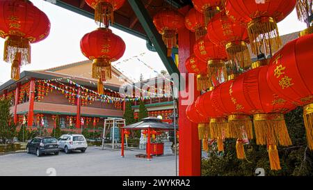 Toronto, Ontario, Kanada - 4. April 2014: Dekoration mit chinesischer Laterne in einem buddhistischen Tempel in Toronto, Ontario, Kanada Stockfoto