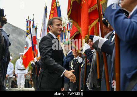 Glieres, Frankreich. April 2024. Der französische Präsident Emmanuel Macron zollt den Widerstandskämpfern aus dem Zweiten Weltkrieg Tribut, die auf dem Plateau von Glieres getötet wurden, während einer Zeremonie zum 80. Jahrestag der Schlacht von Glieres, auf der Nationalen Nekropole von Glieres, einem Militärfriedhof in Thones, Frankreich, am 7. April 2024. Foto: Bony/Pool/ABACAPRESS.COM Credit: Abaca Press/Alamy Live News Stockfoto