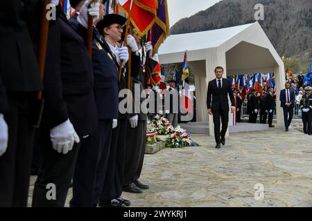 Glieres, Frankreich. April 2024. Der französische Präsident Emmanuel Macron zollt den Widerstandskämpfern aus dem Zweiten Weltkrieg Tribut, die auf dem Plateau von Glieres getötet wurden, während einer Zeremonie zum 80. Jahrestag der Schlacht von Glieres, auf der Nationalen Nekropole von Glieres, einem Militärfriedhof in Thones, Frankreich, am 7. April 2024. Foto: Bony/Pool/ABACAPRESS.COM Credit: Abaca Press/Alamy Live News Stockfoto