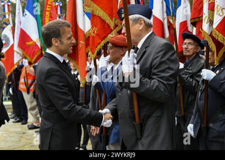 Glieres, Frankreich. April 2024. Der französische Präsident Emmanuel Macron zollt den Widerstandskämpfern aus dem Zweiten Weltkrieg Tribut, die auf dem Plateau von Glieres getötet wurden, während einer Zeremonie zum 80. Jahrestag der Schlacht von Glieres, auf der Nationalen Nekropole von Glieres, einem Militärfriedhof in Thones, Frankreich, am 7. April 2024. Foto: Bony/Pool/ABACAPRESS.COM Credit: Abaca Press/Alamy Live News Stockfoto