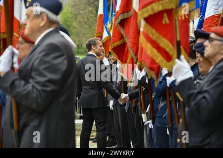 Glieres, Frankreich. April 2024. Der französische Präsident Emmanuel Macron zollt den Widerstandskämpfern aus dem Zweiten Weltkrieg Tribut, die auf dem Plateau von Glieres getötet wurden, während einer Zeremonie zum 80. Jahrestag der Schlacht von Glieres, auf der Nationalen Nekropole von Glieres, einem Militärfriedhof in Thones, Frankreich, am 7. April 2024. Foto: Bony/Pool/ABACAPRESS.COM Credit: Abaca Press/Alamy Live News Stockfoto