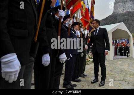 Glieres, Frankreich. April 2024. Der französische Präsident Emmanuel Macron zollt den Widerstandskämpfern aus dem Zweiten Weltkrieg Tribut, die auf dem Plateau von Glieres getötet wurden, während einer Zeremonie zum 80. Jahrestag der Schlacht von Glieres, auf der Nationalen Nekropole von Glieres, einem Militärfriedhof in Thones, Frankreich, am 7. April 2024. Foto: Bony/Pool/ABACAPRESS.COM Credit: Abaca Press/Alamy Live News Stockfoto