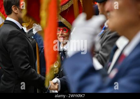 Glieres, Frankreich. April 2024. Der französische Präsident Emmanuel Macron zollt den Widerstandskämpfern aus dem Zweiten Weltkrieg Tribut, die auf dem Plateau von Glieres getötet wurden, während einer Zeremonie zum 80. Jahrestag der Schlacht von Glieres, auf der Nationalen Nekropole von Glieres, einem Militärfriedhof in Thones, Frankreich, am 7. April 2024. Foto: Bony/Pool/ABACAPRESS.COM Credit: Abaca Press/Alamy Live News Stockfoto