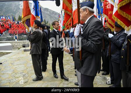 Glieres, Frankreich. April 2024. Der französische Präsident Emmanuel Macron zollt den Widerstandskämpfern aus dem Zweiten Weltkrieg Tribut, die auf dem Plateau von Glieres getötet wurden, während einer Zeremonie zum 80. Jahrestag der Schlacht von Glieres, auf der Nationalen Nekropole von Glieres, einem Militärfriedhof in Thones, Frankreich, am 7. April 2024. Foto: Bony/Pool/ABACAPRESS.COM Credit: Abaca Press/Alamy Live News Stockfoto