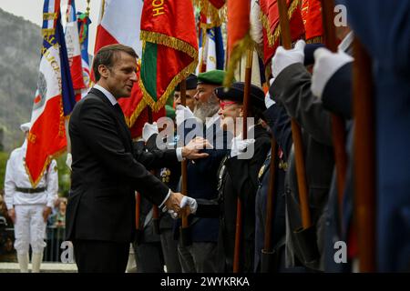 Glieres, Frankreich. April 2024. Der französische Präsident Emmanuel Macron zollt den Widerstandskämpfern aus dem Zweiten Weltkrieg Tribut, die auf dem Plateau von Glieres getötet wurden, während einer Zeremonie zum 80. Jahrestag der Schlacht von Glieres, auf der Nationalen Nekropole von Glieres, einem Militärfriedhof in Thones, Frankreich, am 7. April 2024. Foto: Bony/Pool/ABACAPRESS.COM Credit: Abaca Press/Alamy Live News Stockfoto