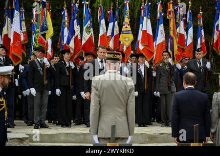 Glieres, Frankreich. April 2024. Der französische Präsident Emmanuel Macron zollt den Widerstandskämpfern aus dem Zweiten Weltkrieg Tribut, die auf dem Plateau von Glieres getötet wurden, während einer Zeremonie zum 80. Jahrestag der Schlacht von Glieres, auf der Nationalen Nekropole von Glieres, einem Militärfriedhof in Thones, Frankreich, am 7. April 2024. Foto: Bony/Pool/ABACAPRESS.COM Credit: Abaca Press/Alamy Live News Stockfoto