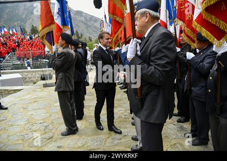 Glieres, Frankreich. April 2024. Der französische Präsident Emmanuel Macron zollt den Widerstandskämpfern aus dem Zweiten Weltkrieg Tribut, die auf dem Plateau von Glieres getötet wurden, während einer Zeremonie zum 80. Jahrestag der Schlacht von Glieres, auf der Nationalen Nekropole von Glieres, einem Militärfriedhof in Thones, Frankreich, am 7. April 2024. Foto: Bony/Pool/ABACAPRESS.COM Credit: Abaca Press/Alamy Live News Stockfoto