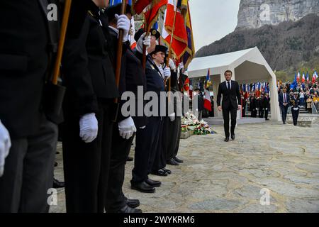 Glieres, Frankreich. April 2024. Der französische Präsident Emmanuel Macron zollt den Widerstandskämpfern aus dem Zweiten Weltkrieg Tribut, die auf dem Plateau von Glieres getötet wurden, während einer Zeremonie zum 80. Jahrestag der Schlacht von Glieres, auf der Nationalen Nekropole von Glieres, einem Militärfriedhof in Thones, Frankreich, am 7. April 2024. Foto: Bony/Pool/ABACAPRESS.COM Credit: Abaca Press/Alamy Live News Stockfoto