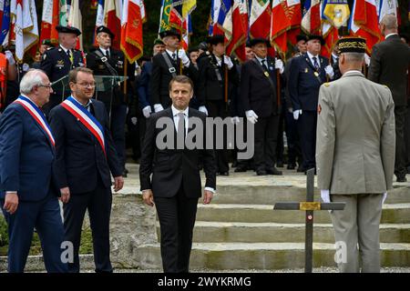 Glieres, Frankreich. April 2024. Der französische Präsident Emmanuel Macron zollt den Widerstandskämpfern aus dem Zweiten Weltkrieg Tribut, die auf dem Plateau von Glieres getötet wurden, während einer Zeremonie zum 80. Jahrestag der Schlacht von Glieres, auf der Nationalen Nekropole von Glieres, einem Militärfriedhof in Thones, Frankreich, am 7. April 2024. Foto: Bony/Pool/ABACAPRESS.COM Credit: Abaca Press/Alamy Live News Stockfoto