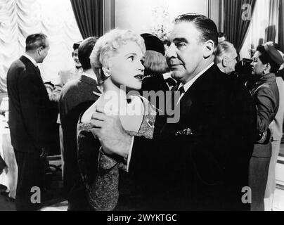 Judy Holliday, Paul Douglas, am Set des Films „The Solid Gold Cadillac“, Columbia Pictures, 1956 Stockfoto