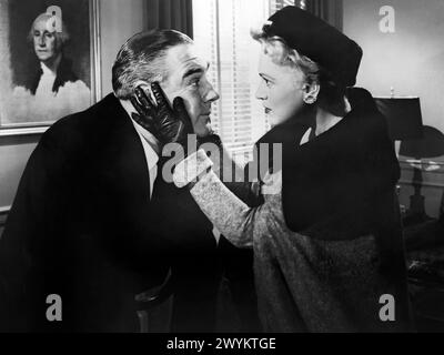 Paul Douglas, Judy Holliday, am Set des Films „The Solid Gold Cadillac“, Columbia Pictures, 1956 Stockfoto