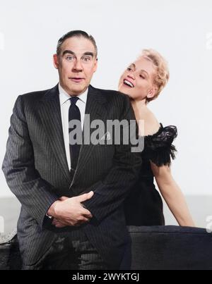 Paul Douglas, Judy Holliday, Publicity-Porträt für den Film, The Solid Gold Cadillac, Columbia Pictures, 1956 Stockfoto