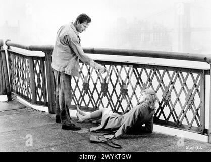 Ralph Meeker, Carroll Baker, am Set des Films „Something Wild“, United Artists, 1961 Stockfoto