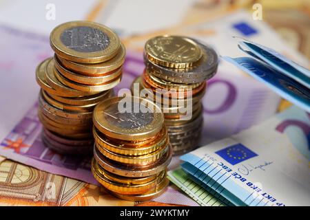 Gestapelte Euro-Münzen und -Banknoten Nahaufnahme mit geringer Tiefenschärfe Stockfoto