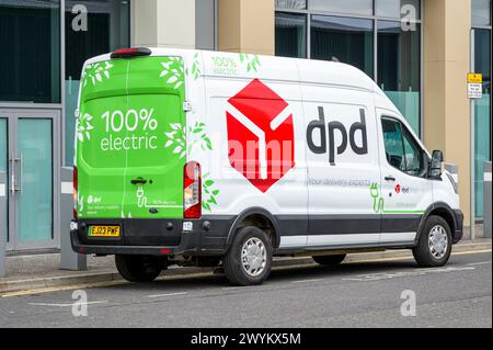 DPD Elektrobus parkt im Stadtzentrum von Glasgow, Schottland, Großbritannien, Europa Stockfoto