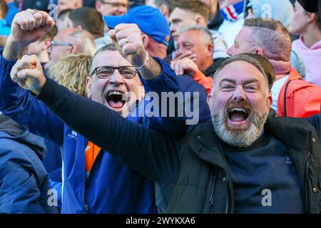 Glasgow, Großbritannien. April 2024. Die Rangers spielen Celtic im Ibrox Stadium in Glasgow, Schottland, Großbritannien im dritten Old Firm Match der Scottish Premiership Saison. Celtic liegt derzeit mit 1 Punkt vor den Rangers in der Liga, obwohl die Rangers ein Spiel in der Hand haben. Das Ergebnis dieses Spiels ist für beide Teams wichtig. Quelle: Findlay/Alamy Live News Stockfoto