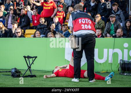 Der Fotograf hilft Oliver Villadsen beim 3F Superliga-Spiel zwischen dem FC Nordsjaelland und dem FC Kopenhagen am Sonntag, den 7. April 2024. (Foto: Mads Claus Rasmussen/Ritzau Scanpix) Stockfoto