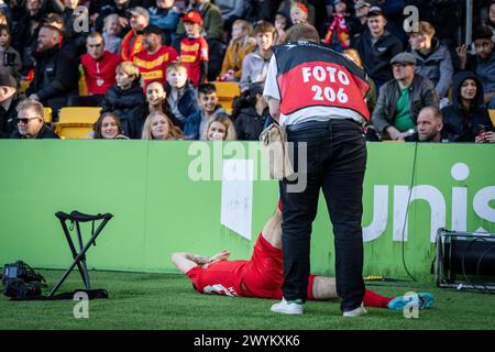 Der Fotograf hilft Oliver Villadsen beim 3F Superliga Spiel zwischen dem FC Nordsjaelland und dem FC Kopenhagen am Sonntag, den 7. April 2024. (Foto: Mads Claus Rasmussen/Ritzau Scanpix) Stockfoto