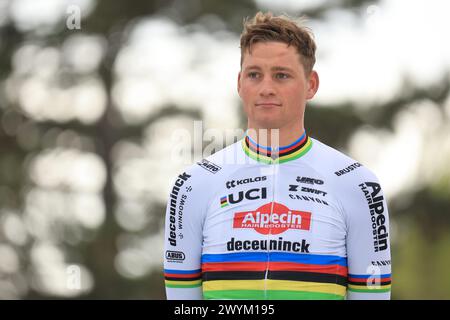 Roubaix, Frankreich. April 2024. © PHOTOPQR/LE COURRIER PICARD/HASLIN ; Roubaix ; 07/04/2024 ; 07/04/24 Cyclisme Mathieu Van der Poel (Alpecin Deceuninck) Remporte Paris Roubaix Foto Fred HASLIN Dutch Mathieu van der Poel von Alpecin-Deceuninck gewann am 7. april 2024 das Männer-Elite-Rennen des Radsports Paris-Roubaix Stockfoto