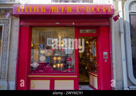 Paris, Frankreich. April 2022 30. METAL D'ALKOVE, Werkstatt von Eric KATZ, Bildhauer und Lichtdesigner auf dem Montmartre-Hügel am 30. April 2022 in Paris. Stockfoto