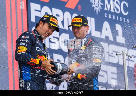 Suzuka Circuit, Mie, Japan. 7. April 2024; Max Verstappen und Sergio Perez auf dem Podium beim Großen Preis von Japan in der Formel 1 Stockfoto