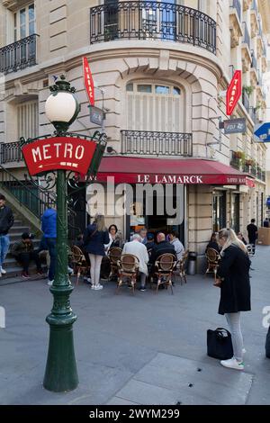 Paris, Frankreich. 30. April 2022. Terrasse des Cafés Le Lamarck und Tabakladen mit Metro-Schild auf dem Montmartre-Hügel am 30. April 2022 in Paris, Frankreich. Stockfoto