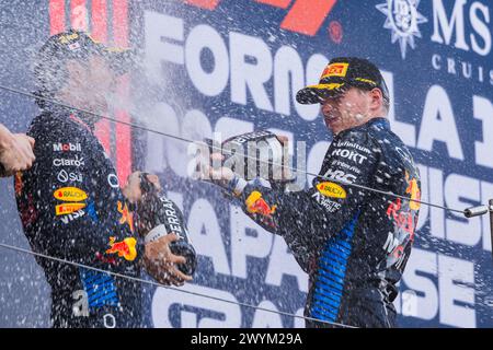 Suzuka Circuit, Mie, Japan. 7. April 2024; Max Verstappen und Sergio Perez auf dem Podium beim Großen Preis von Japan in der Formel 1 Stockfoto