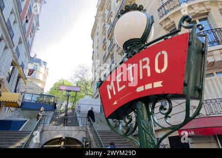 Paris, Frankreich. April 2022 30. U-Bahn- und Metropolitanschilder am 30. April 2022 auf dem Montmartre-Hügel in Paris, Frankreich. Quelle: Gerard Crossay/Alamy Stockfoto