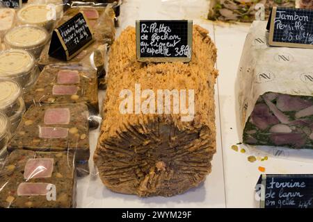 Paris, Frankreich. April 2022 30. Schaufenster mit Wurstwaren mit Schweinerilletten auf dem Montmartre-Hügel am 30. April 2022 in Paris, Frankreich. Stockfoto