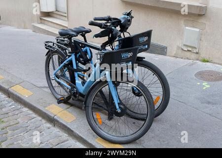 Paris, Frankreich. 30. April 2022. Zwei Veligo-Fahrräder parkten am 30. April 2022 auf dem Bürgersteig auf dem Montmartre-Hügel in Paris, Frankreich. Stockfoto