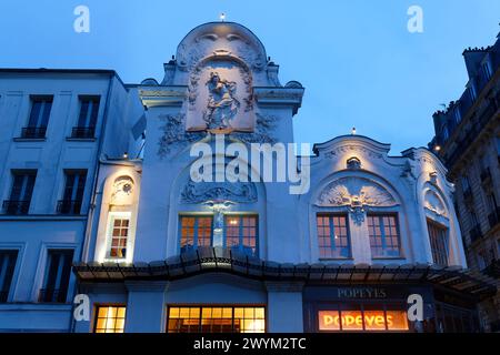 Architektonische Details der Fassade des Theaters Elysee Montmartre. Es ist ein Pariser Konzertsaal am Boulevard Marguerite-de-Rochechouart in Stockfoto