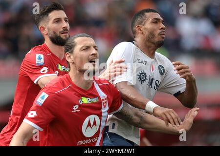 Monza, Italien. April 2024. Roberto Gagliardini und Milan Djuric vom AC Monza treffen sich im U-Power-Stadion in Monza mit Juan Jesus vom SSC Napoli. Der Bildnachweis sollte lauten: Jonathan Moscrop/Sportimage Credit: Sportimage Ltd/Alamy Live News Stockfoto